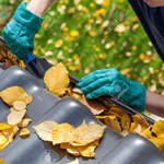 123rf-23455666-cleaning-the-gutter